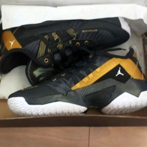 Jordan women's 7 or youth 5.5